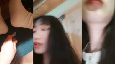 《台湾情侣泄密》❤️冒充假经纪人忽悠漂亮学妹脱光了看鲍鱼用按摩棒抠B (9)