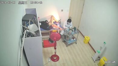 《医院监控破解》偷窥多位美女少妇脱了内裤让医院仔细检查下体 (9)