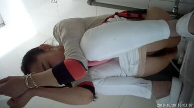 ⚫️⚫️精品厕拍大作，大神潜入写字楼独守女厕坑位，隔板缝逼脸同框连续偸拍形形色色女人方便，有美女有美鲍，值得鉴赏 (24)