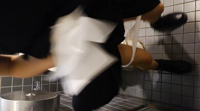 ⚫️⚫️牛逼大神360度偸拍快餐店女厕，多位学生妹小姐姐入镜，有的美眉很警觉，差点翻车 (7)