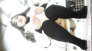 小吃店女厕偷拍卷发妹特殊癖好脱裤后喜欢揪跟穴毛 对比与卷发那个更卷曲