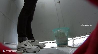 坑神潜入大学校园，女厕全景偸拍，课间络绎不绝的学生妹方便，浑圆的大美臀像是坐在镜头上一样 (3)