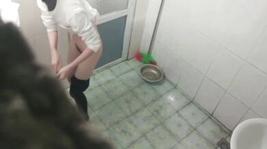 姐姐出差一个月的男朋友打电话说中午就可以回家,姐姐开心的到卫生间把逼洗干净准备等会献给男友