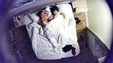 【酒店偷拍】寂寞老哥不尽兴，又约来一个外围嫩妹，细腰大长腿，手指揉搓小穴，流水了怼入猛操