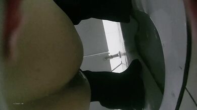 四月最新流出厕拍大神❤️潜入商场隔板女厕后拍大屁股美女有几个妹子❤️颜值不错 (3)