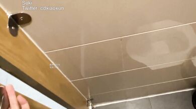 人妖圈内网红 CD小薰 商场惊险露出，女厕撒尿，打飞机，全射在黑丝上，谁想舔？